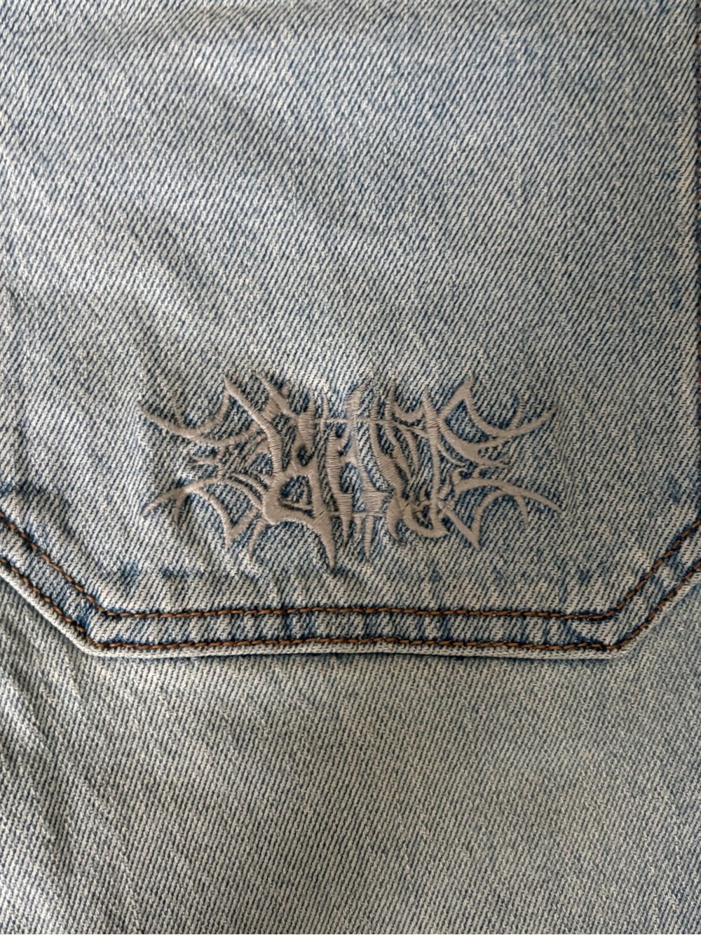 Hollister Men’s Skater Baggy Jeans-Light Blue With Light Wash And Back Graphic - Picture 4 of 5